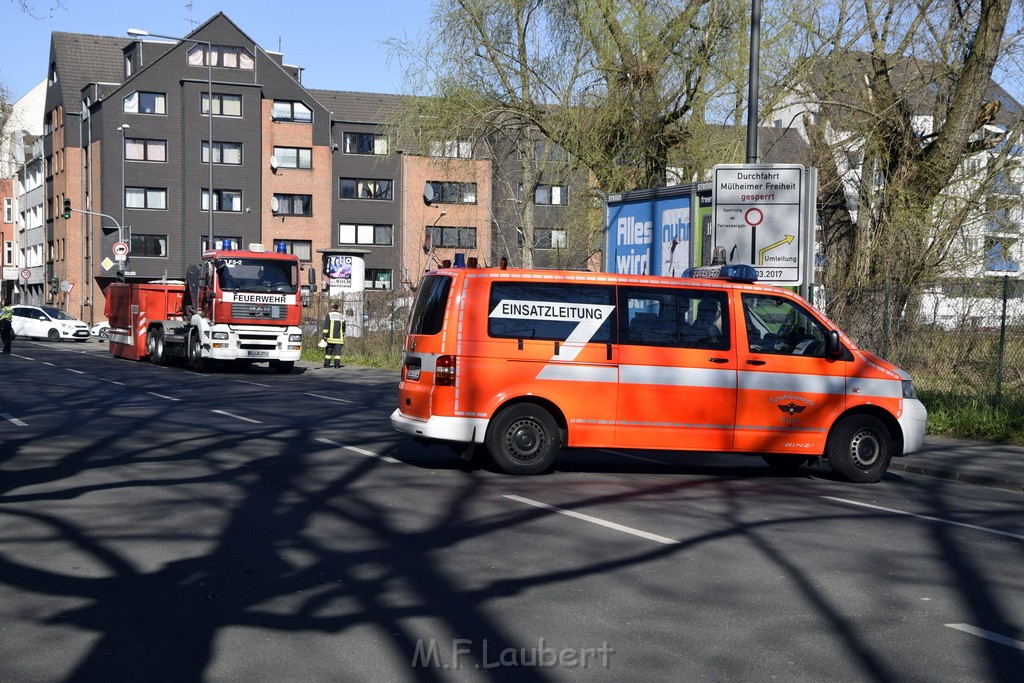 Feuer 4 Koeln Muelheim Deutz Muelheimerstr P529.JPG - Miklos Laubert